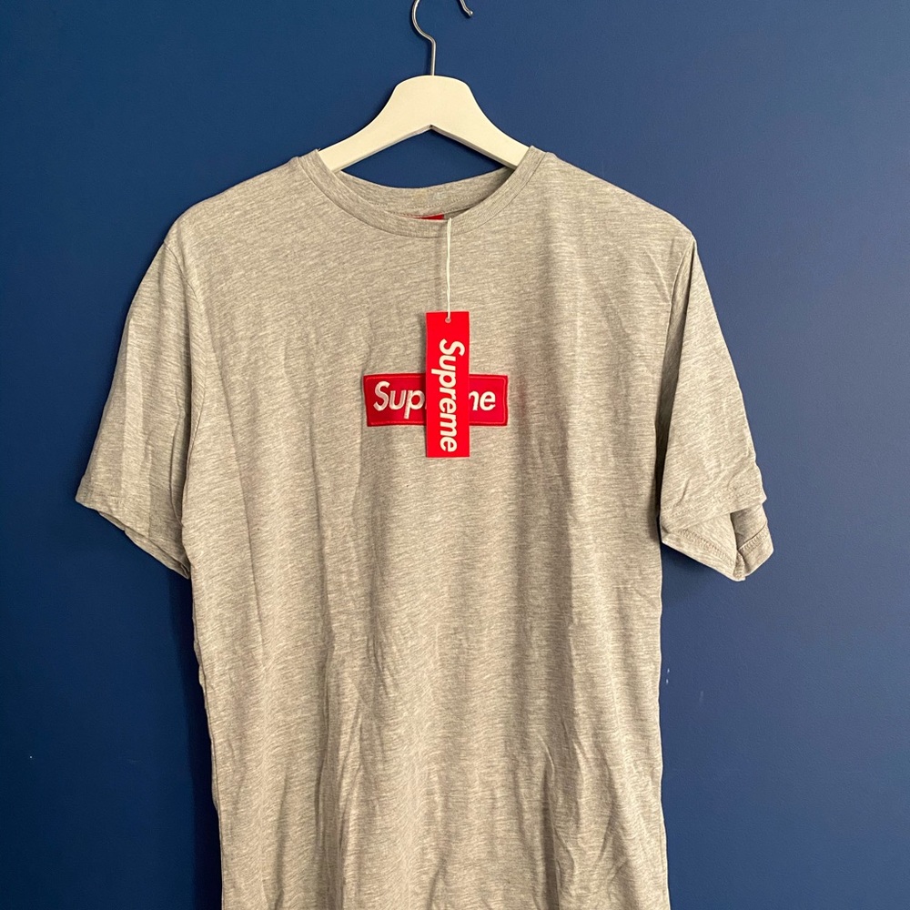ORIGINAL SUPREME ITALIA Grey T-Shirt w Bag/Sticker